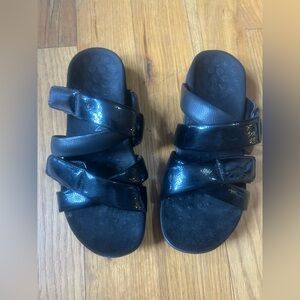 Vionic Women’s Slip on Sandals Soft Crisscross Straps Sz7 Great Arch Support